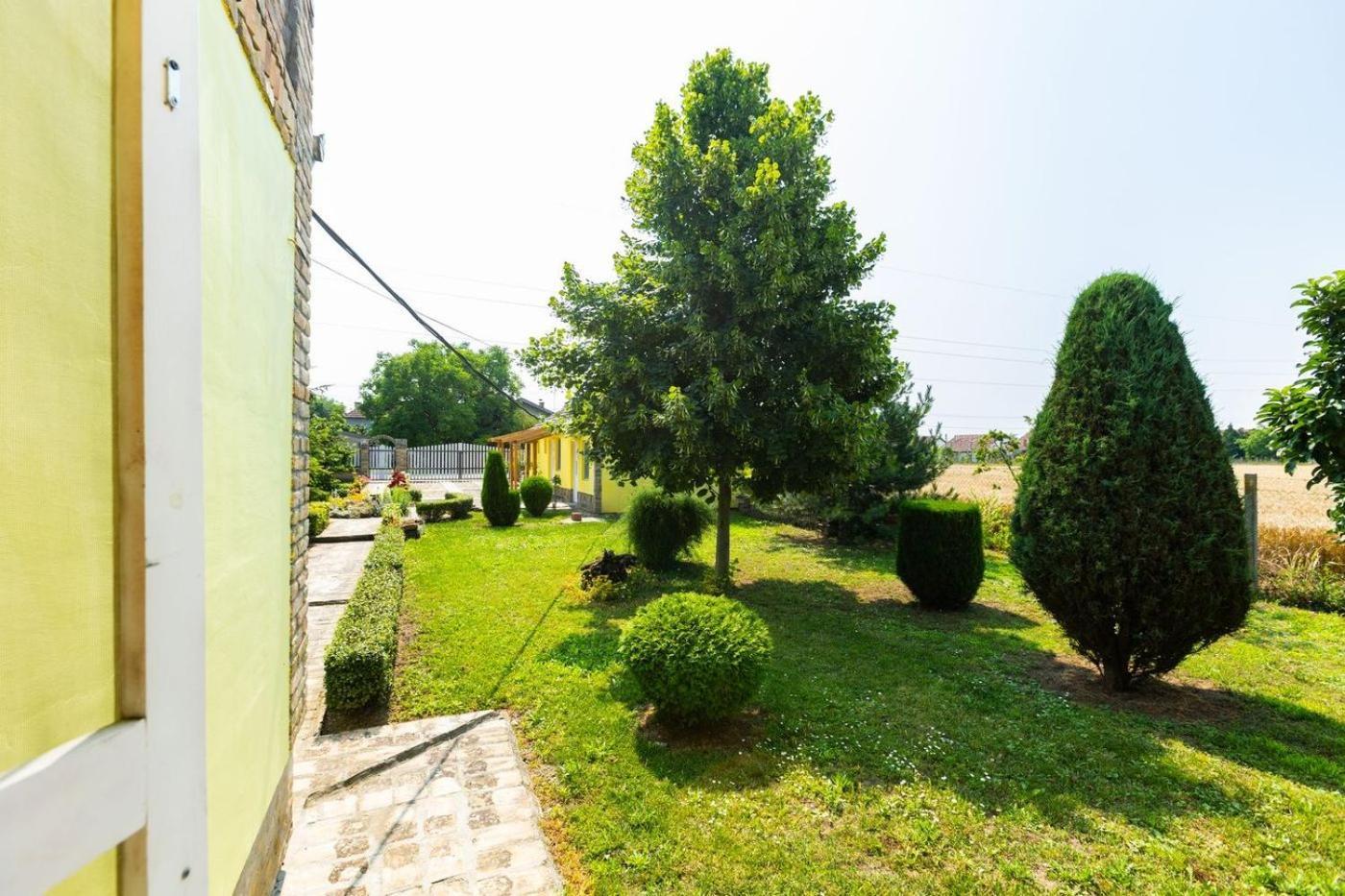Salas Vujic Bečej Exteriör bild