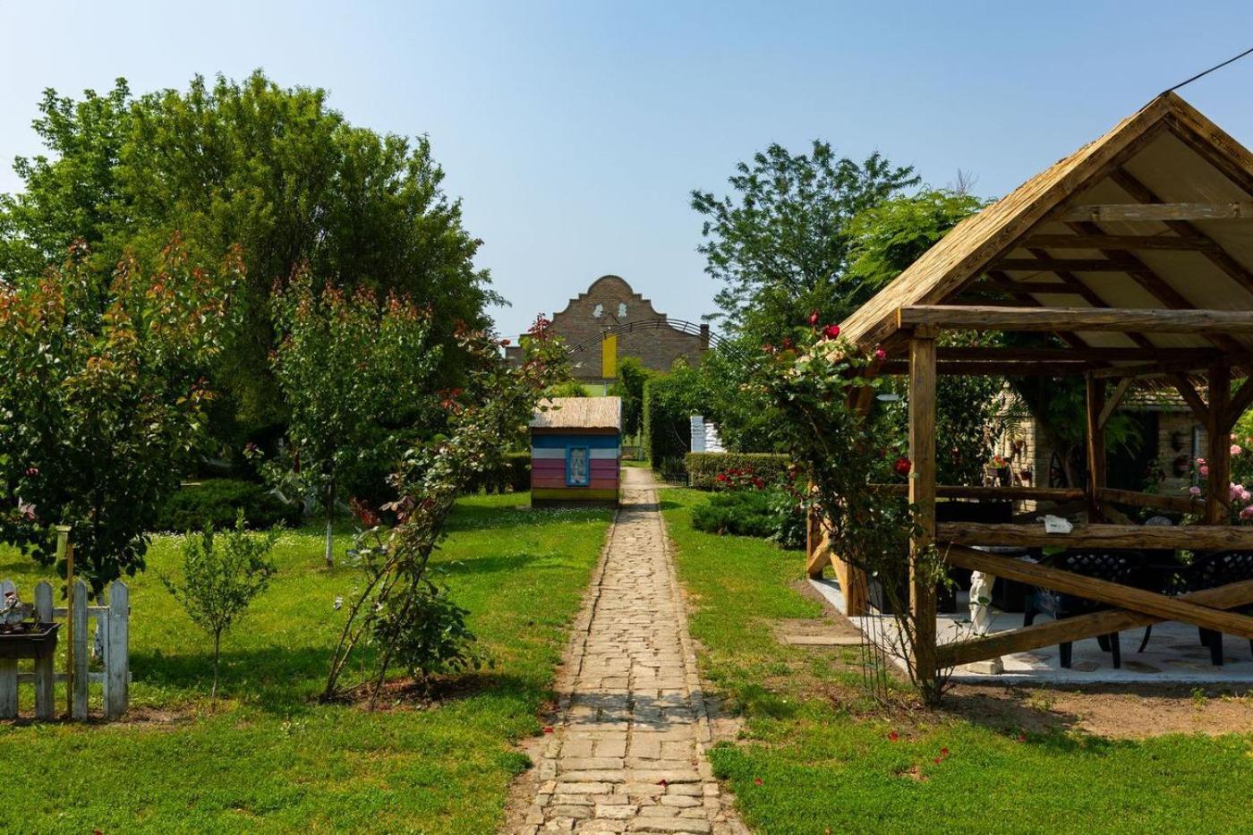 Salas Vujic Bečej Exteriör bild