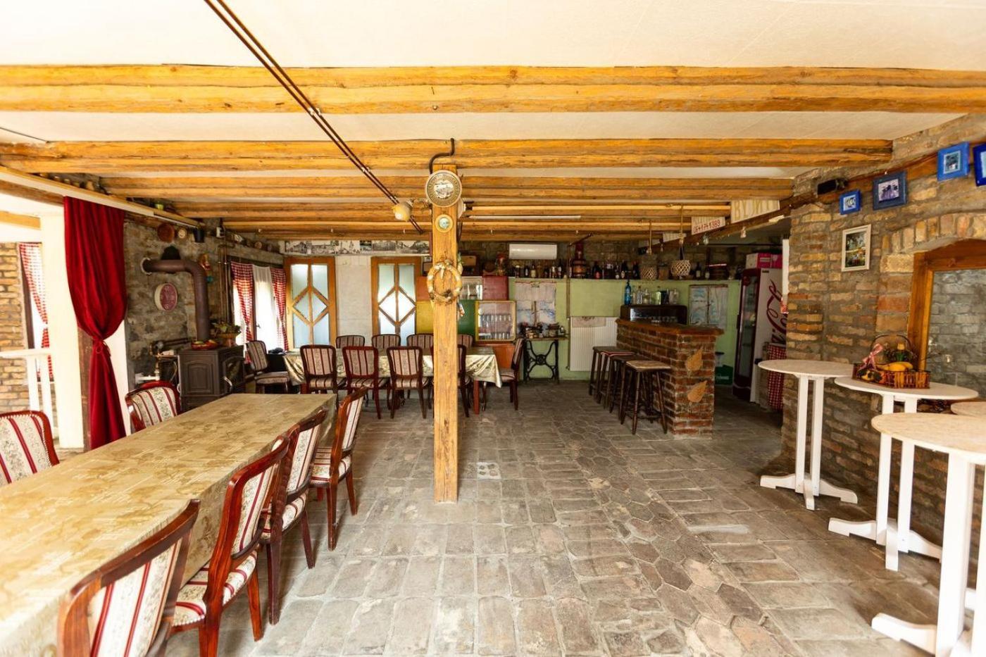 Salas Vujic Bečej Exteriör bild