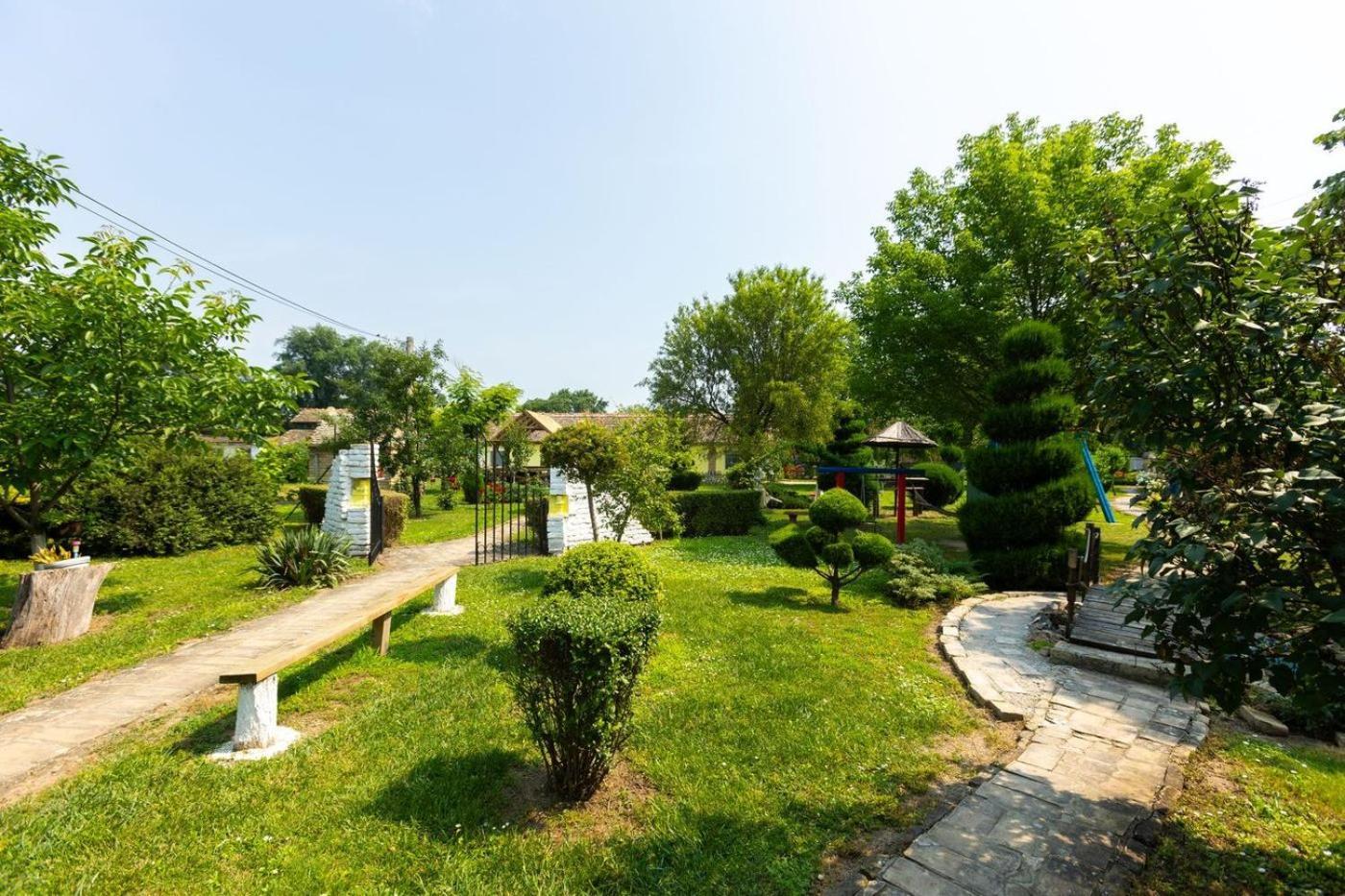 Salas Vujic Bečej Exteriör bild