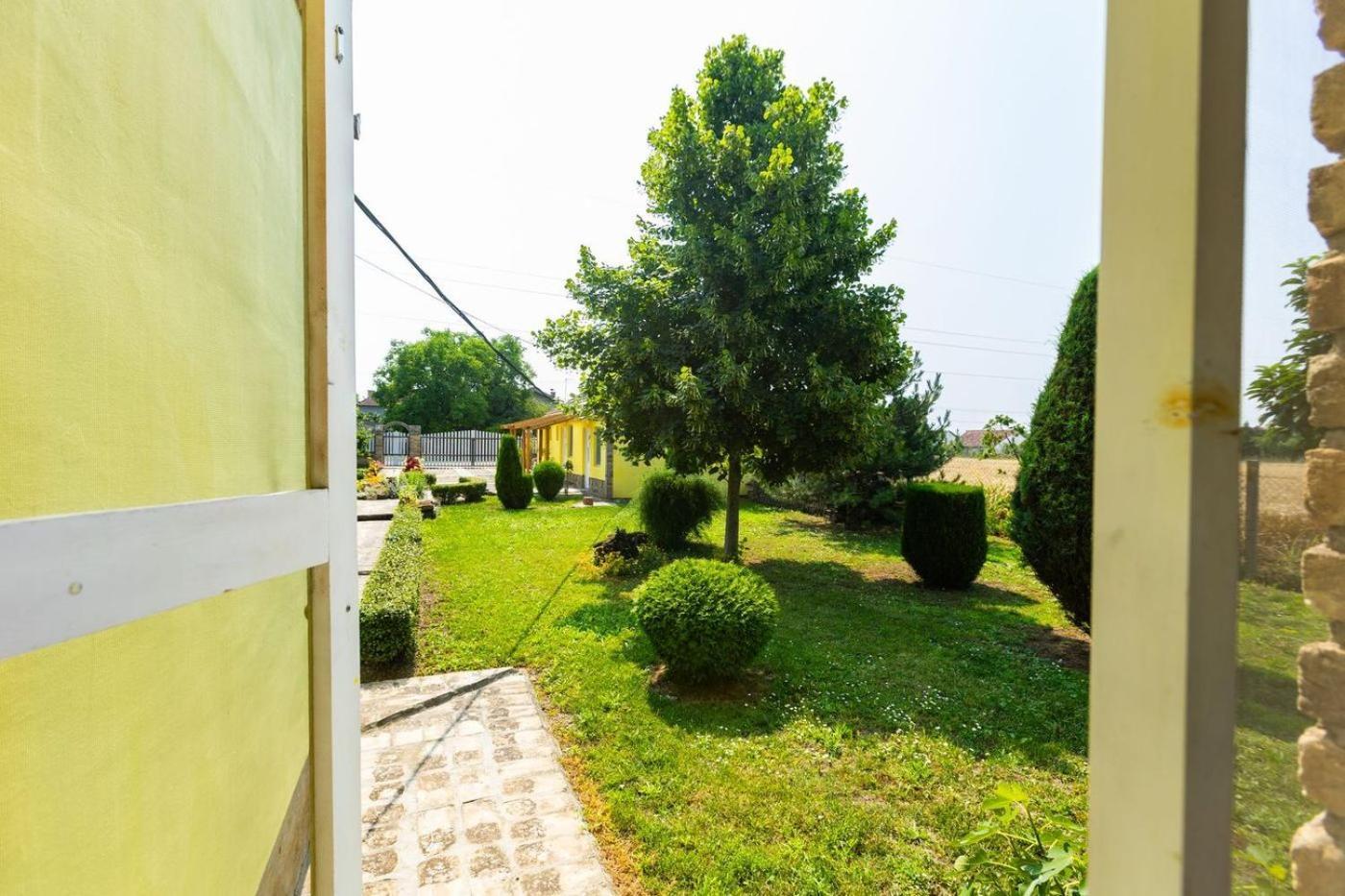 Salas Vujic Bečej Exteriör bild